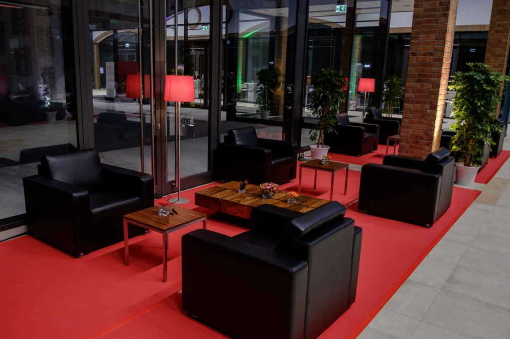 Geist und Reich Halle Ausstattung Event Veranstaltungen Sofa Sessel Sitzgelegenheiten